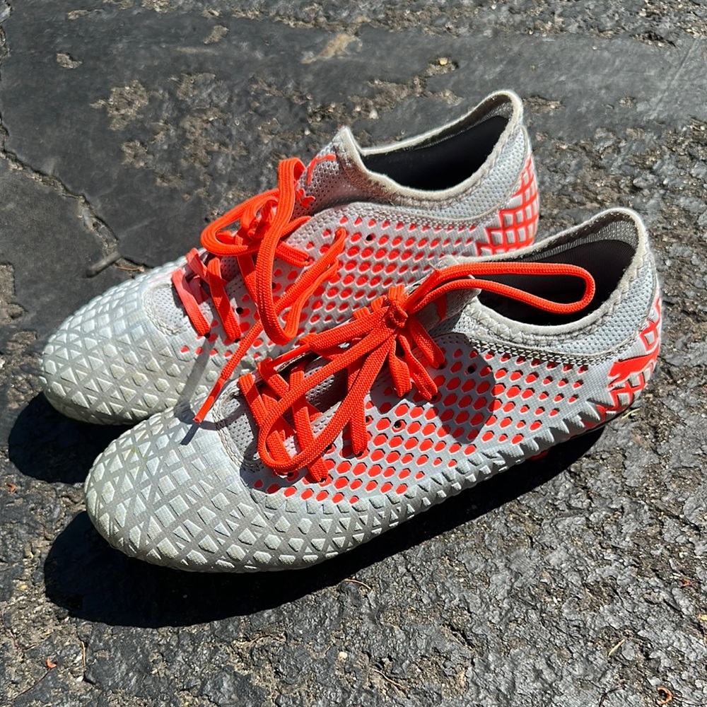 Youth Puma Future Cleats Size 5.5 CJunior Soccer.